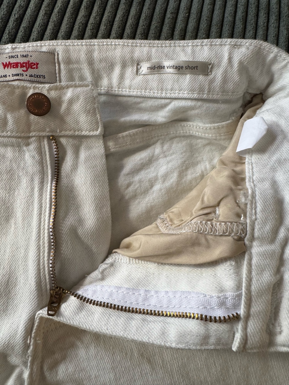 Wrangler Mid-Rise Vintage Denim Shorts White Frayed Hem Size 4 - Picture 5 of 5